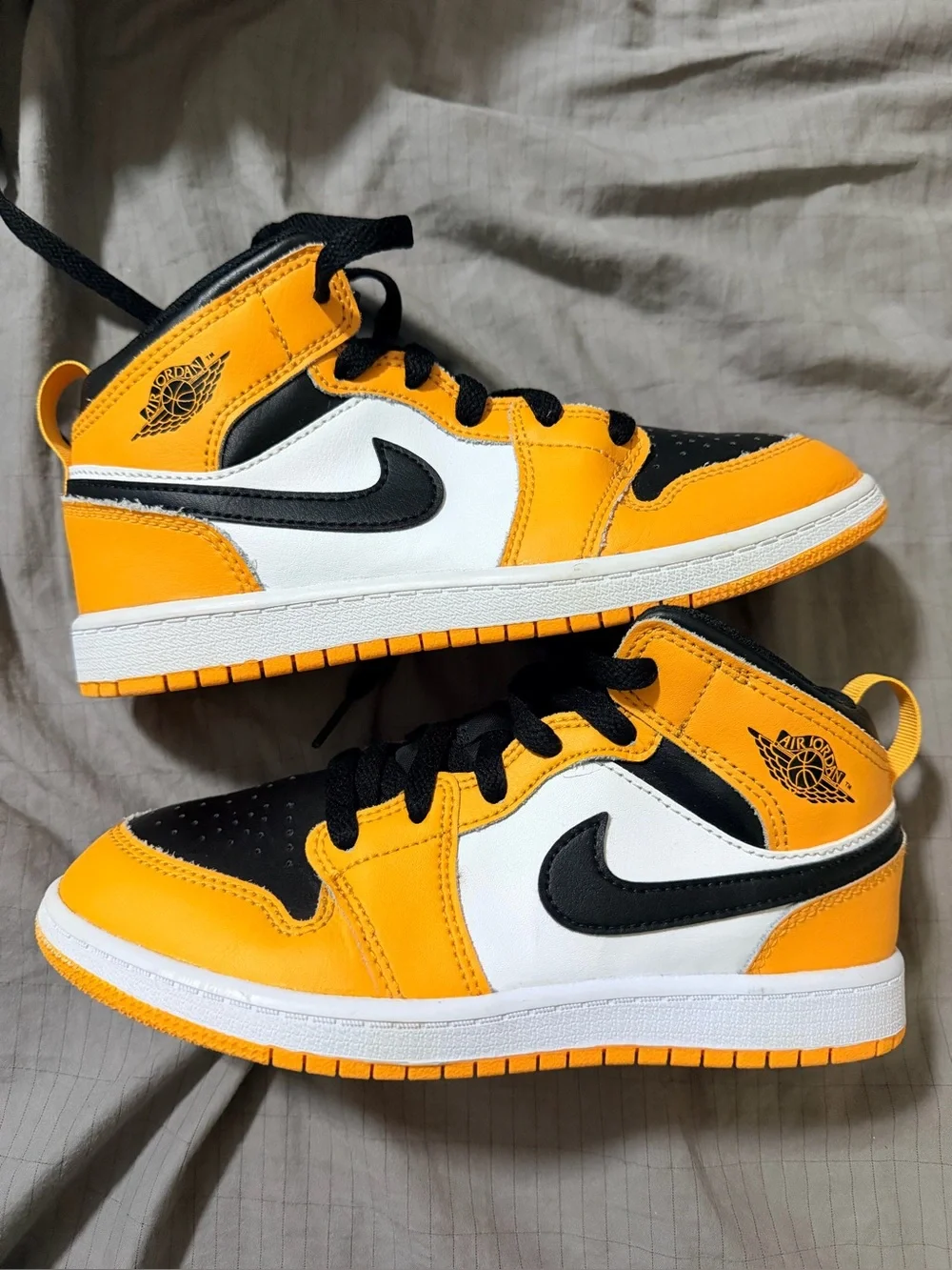 Air Jordan 1 Mid Taxi Black Toe Yellow Pollen youth Size 3Y Nike